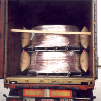 Ladungssicherung von tonnenschweren Coils mit Papierstausäcke im Container